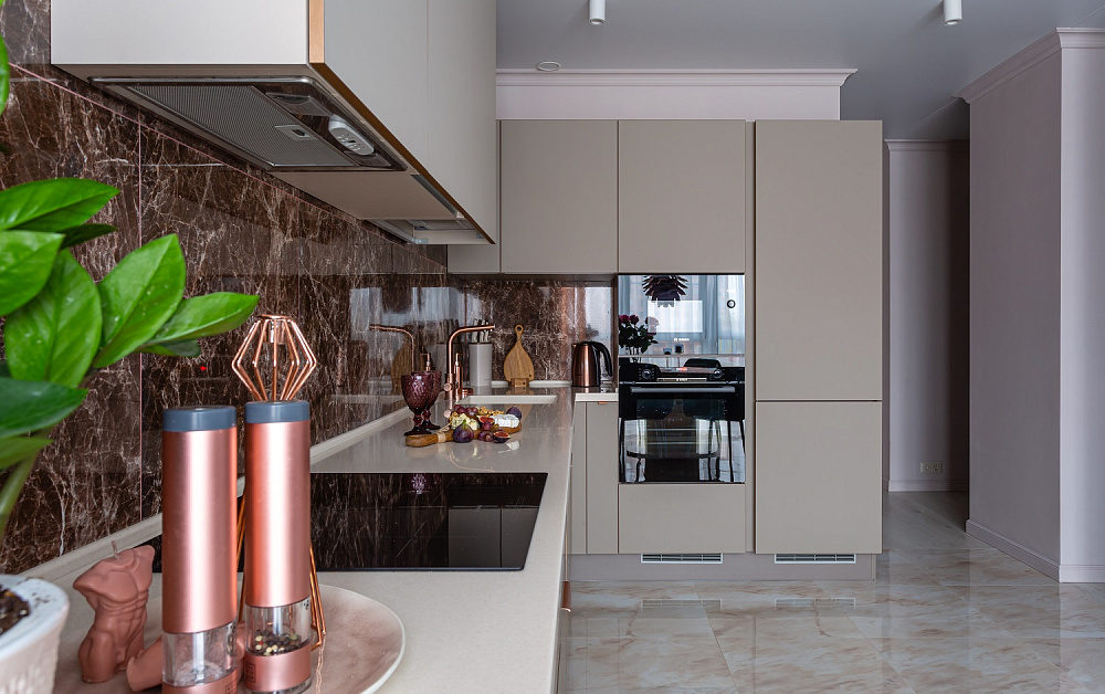 Г-образная кухня с бархатистыми фасадами