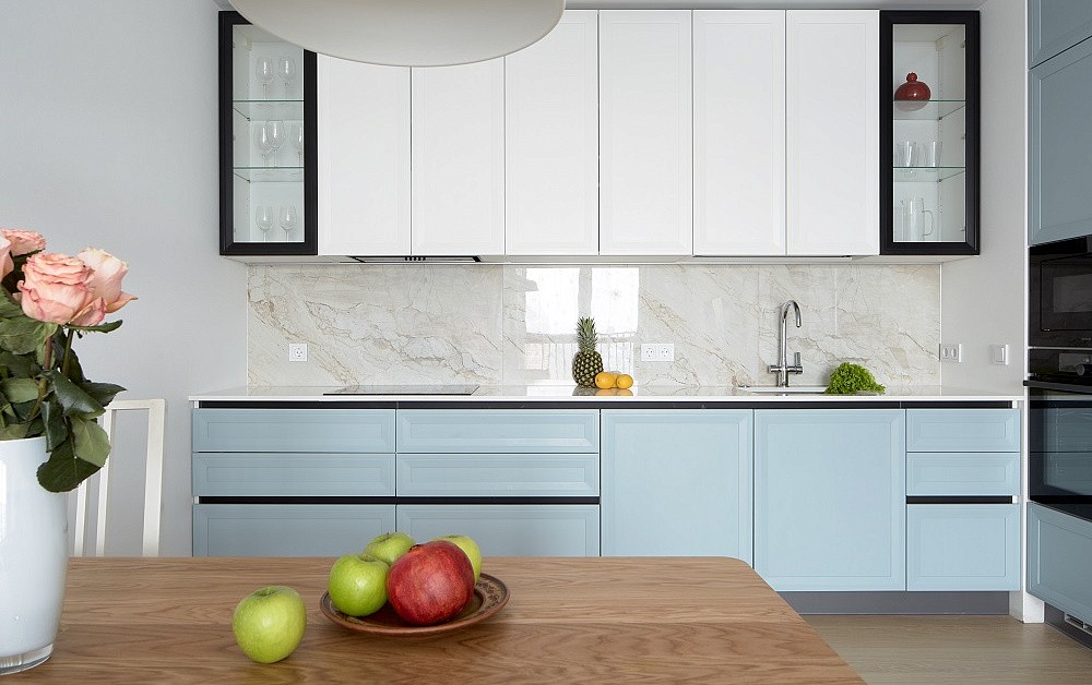 Воздушно-небесная кухня с чёрными акцентами