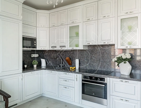 Угловые белые классические кухни