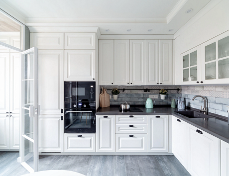 Угловые белые кухни