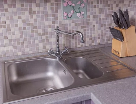 Фиолетовая кухня в Санкт-Петербурге