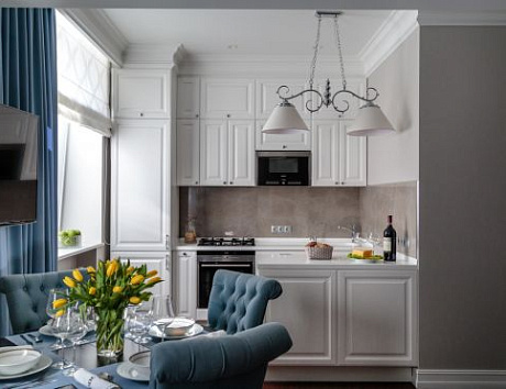 Светлая кухня в частном доме