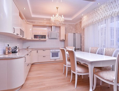 Светлая кухня в Санкт-Петербурге