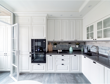 уютная белая кухня