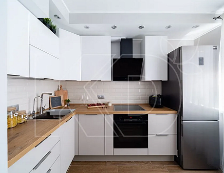 Угловые белые классические кухни