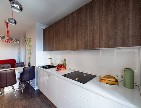 Светлая кухня в Мурманске