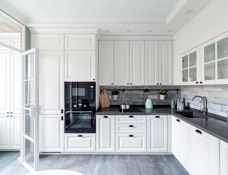 Белая кухня в сочетании с деревом