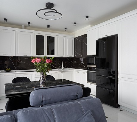 Классическая белая кухня победительницы акции «Дарим кухни»